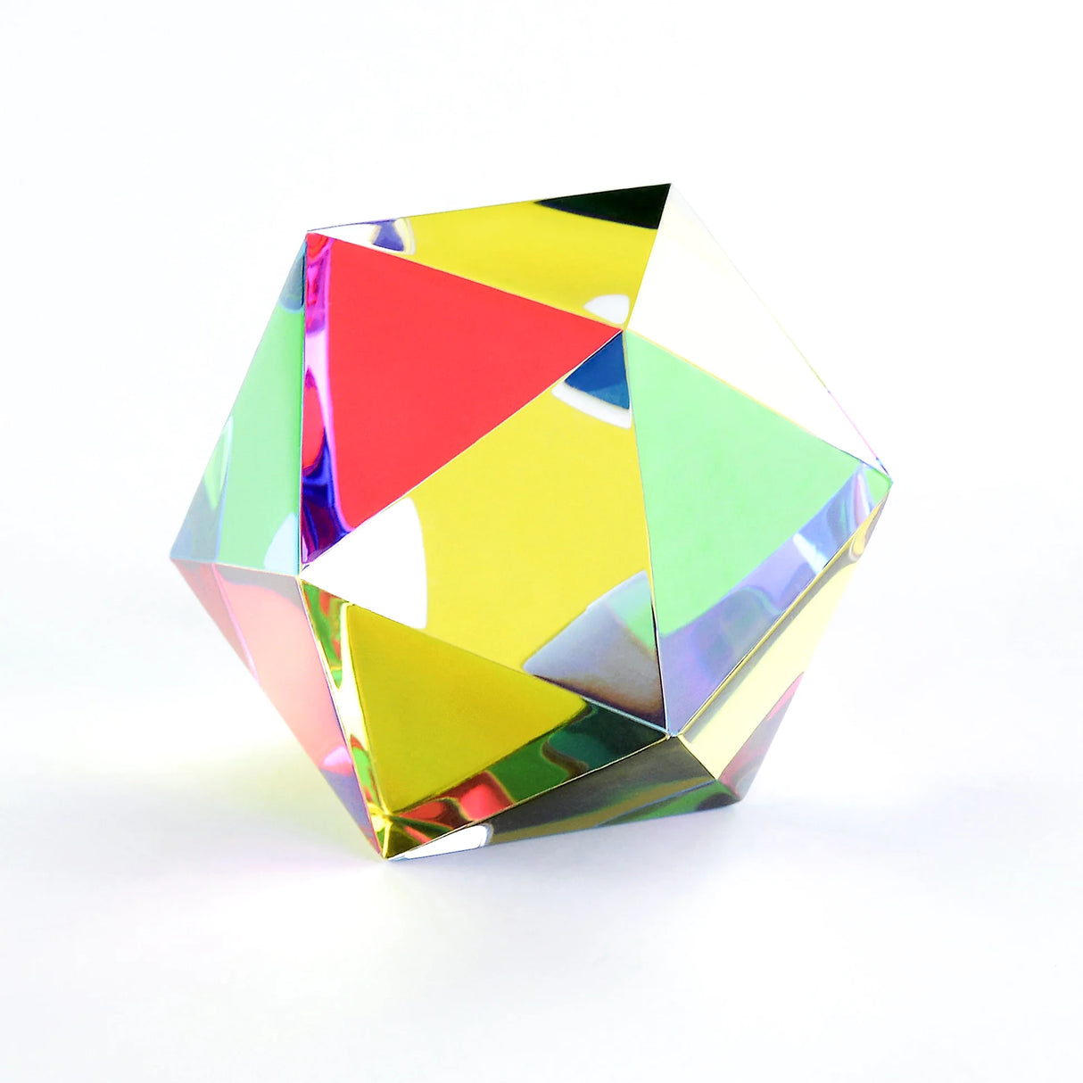 Ein bunter, prismatischer Dodekaeder auf weißem Hintergrund