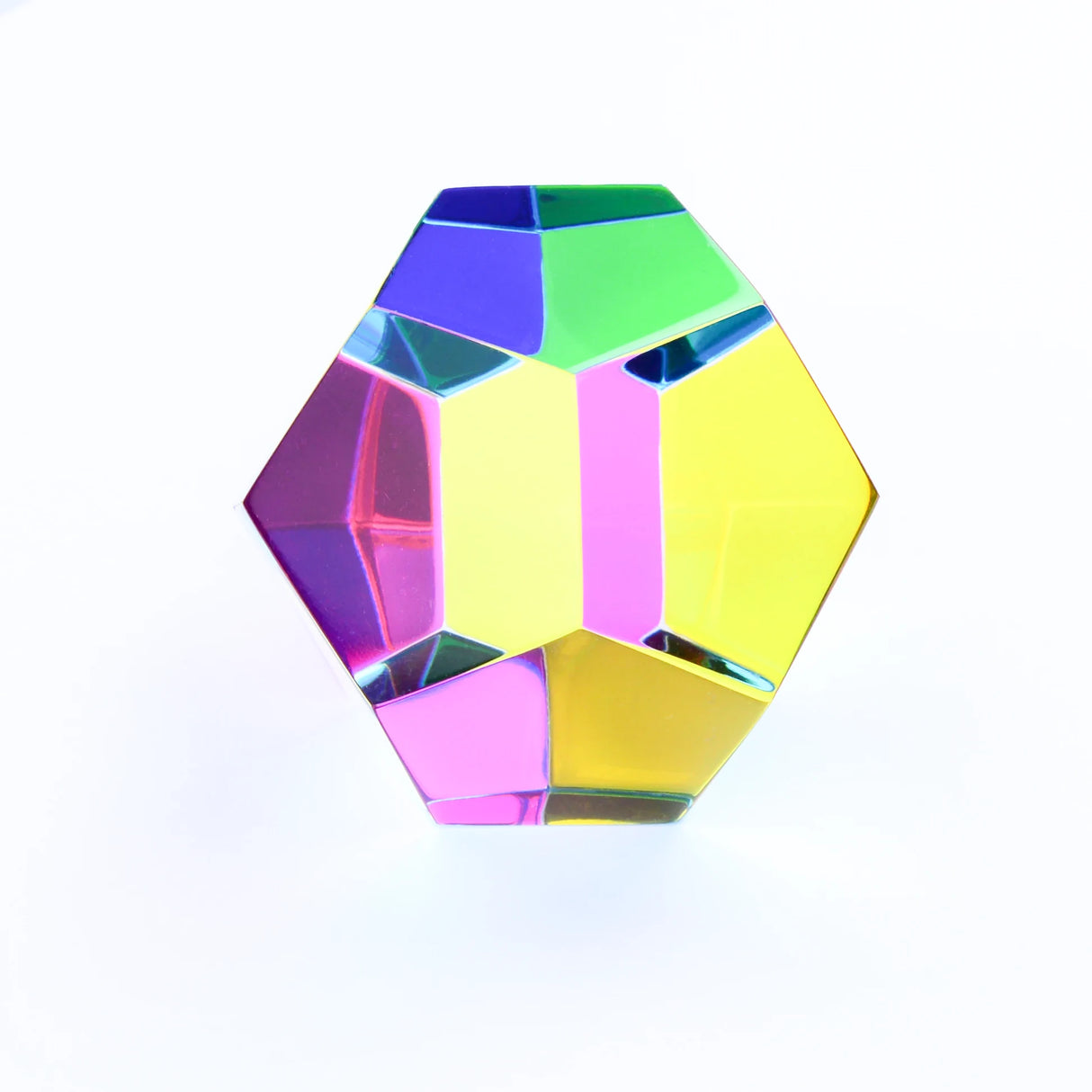 Ein prismatischer Kristall in Form eines Dodekaeders, der verschiedene Farben wie Gelb, Pink, Grün und Blau reflektiert