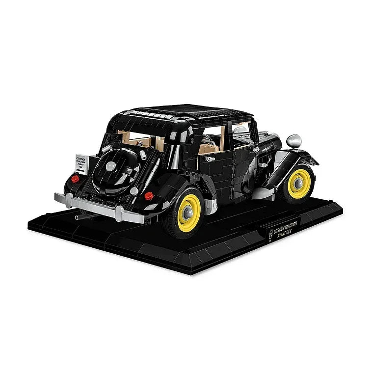 Schwarzes Modellauto Citroën Traction Avant auf schwarzem Sockel