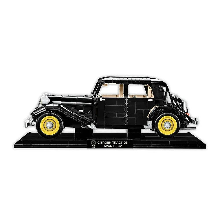 Modell eines schwarzen Citroën Traction Avant 11CV mit gelben Rädern auf einem schwarzen Sockel