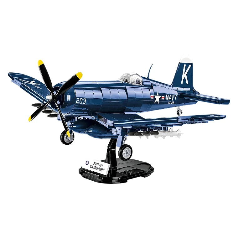 Dunkelblaues Modellflugzeug F4U-4 Corsair auf schwarzem Ständer