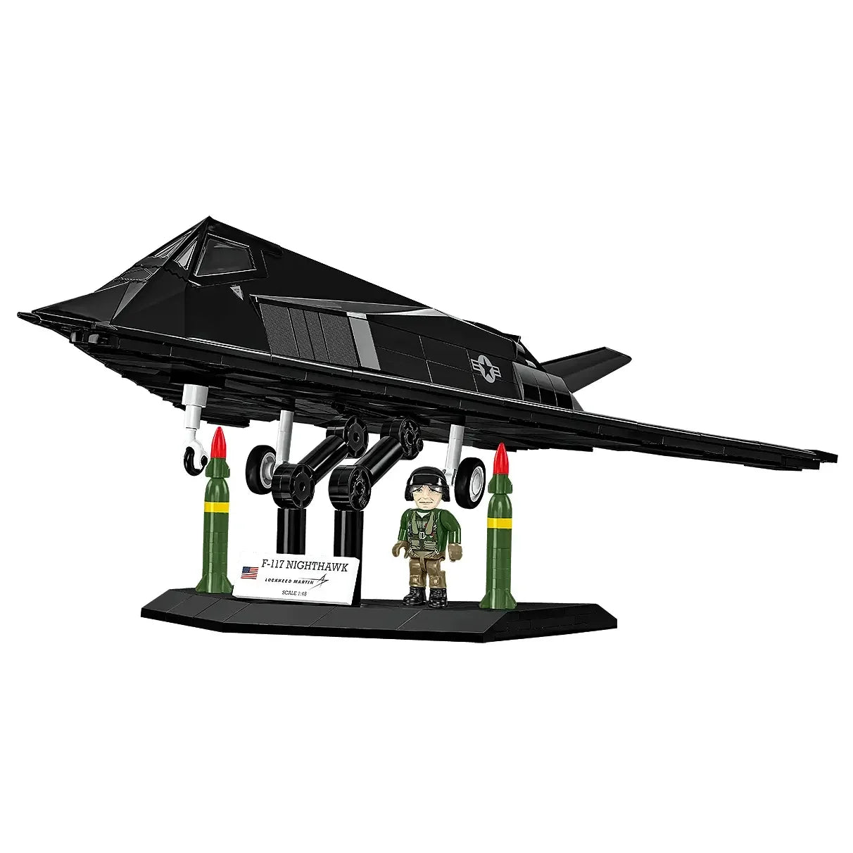 F-117 Nighthawk Modell mit Pilot und Raketen auf Display-Ständer