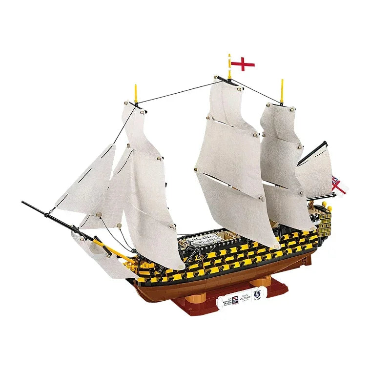 Modellbausatz der HMS Victory mit Segeln und Flaggen