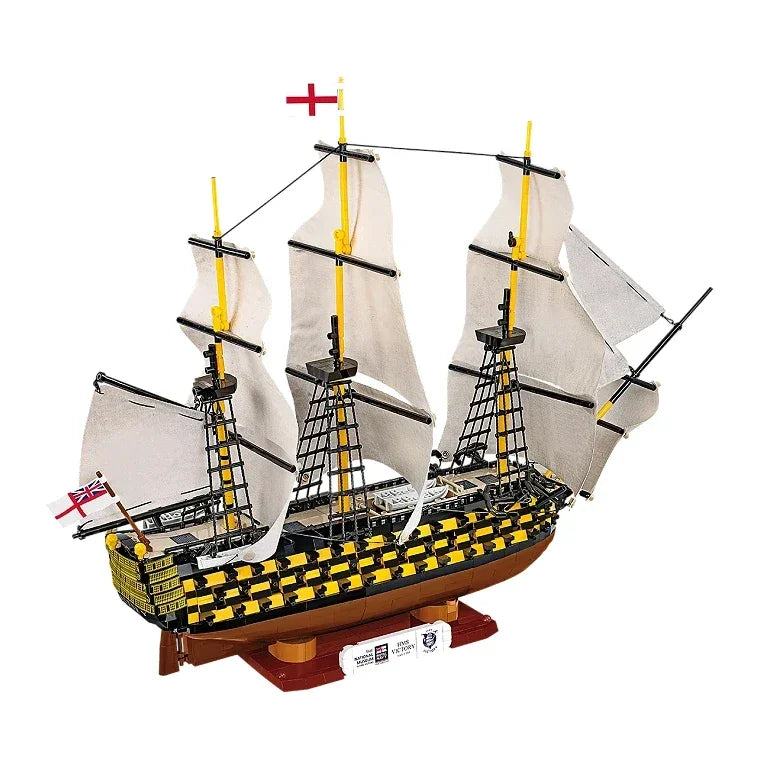 Modellbausatz der HMS Victory mit gelben und schwarzen Streifen, weißen Segeln und Flaggen