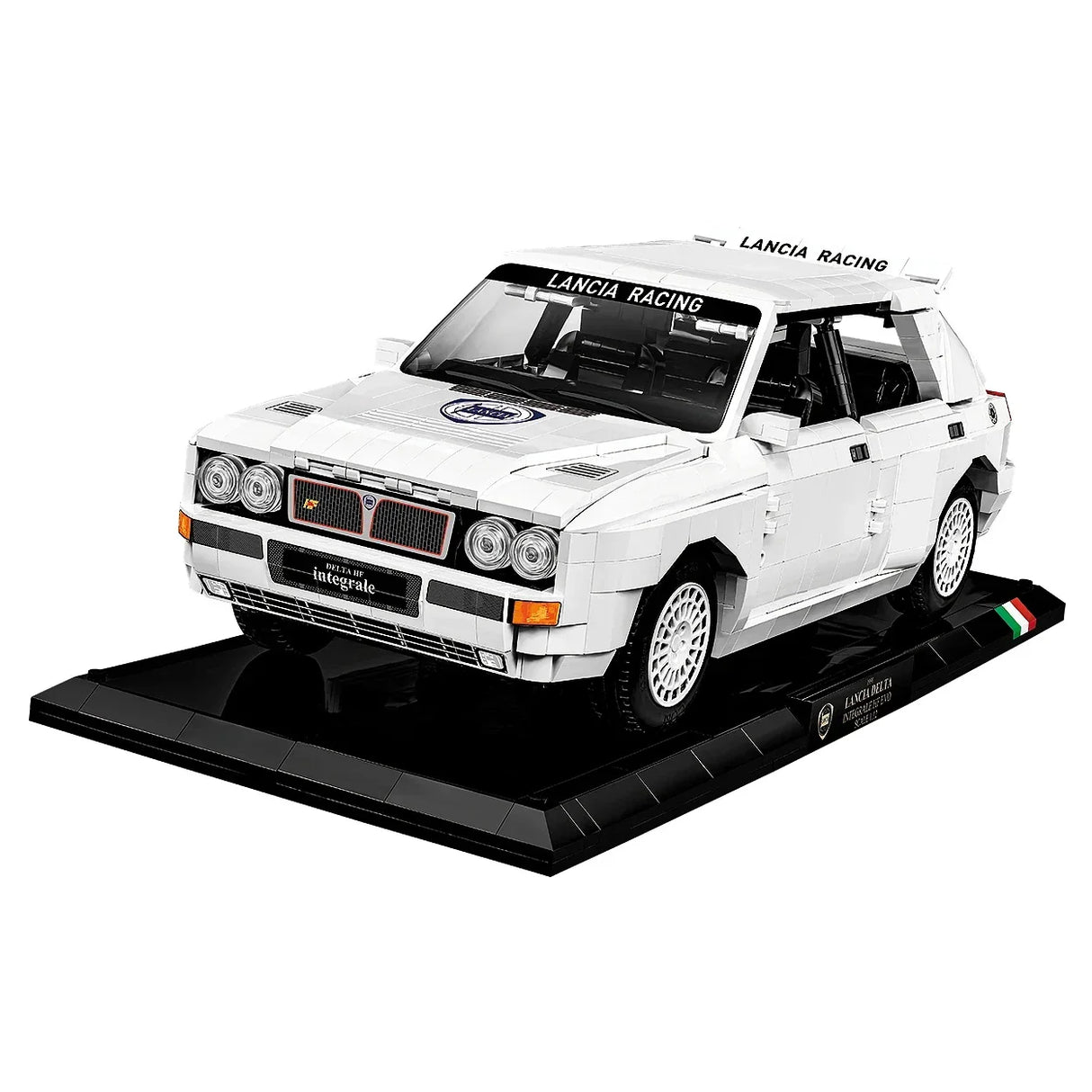 Weißes Lancia Delta Integrale Modellauto auf schwarzem Sockel