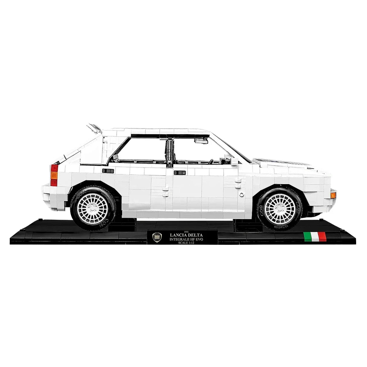 Weißes Lancia Delta Integrale HF Evo Modellauto auf schwarzem Sockel