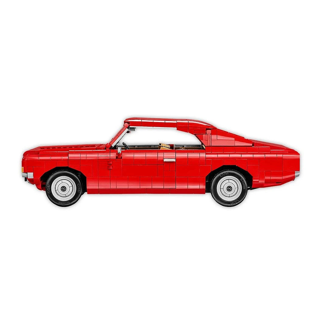 Rotes Spielzeugauto im Profil