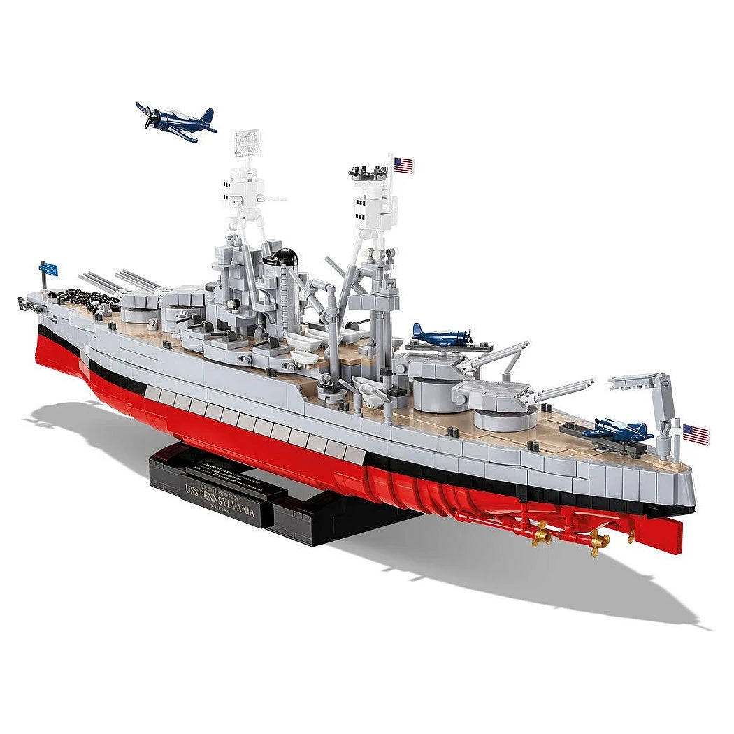 Modell des Schlachtschiffs USS Pennsylvania mit zwei Flugzeugen und US-Flaggen