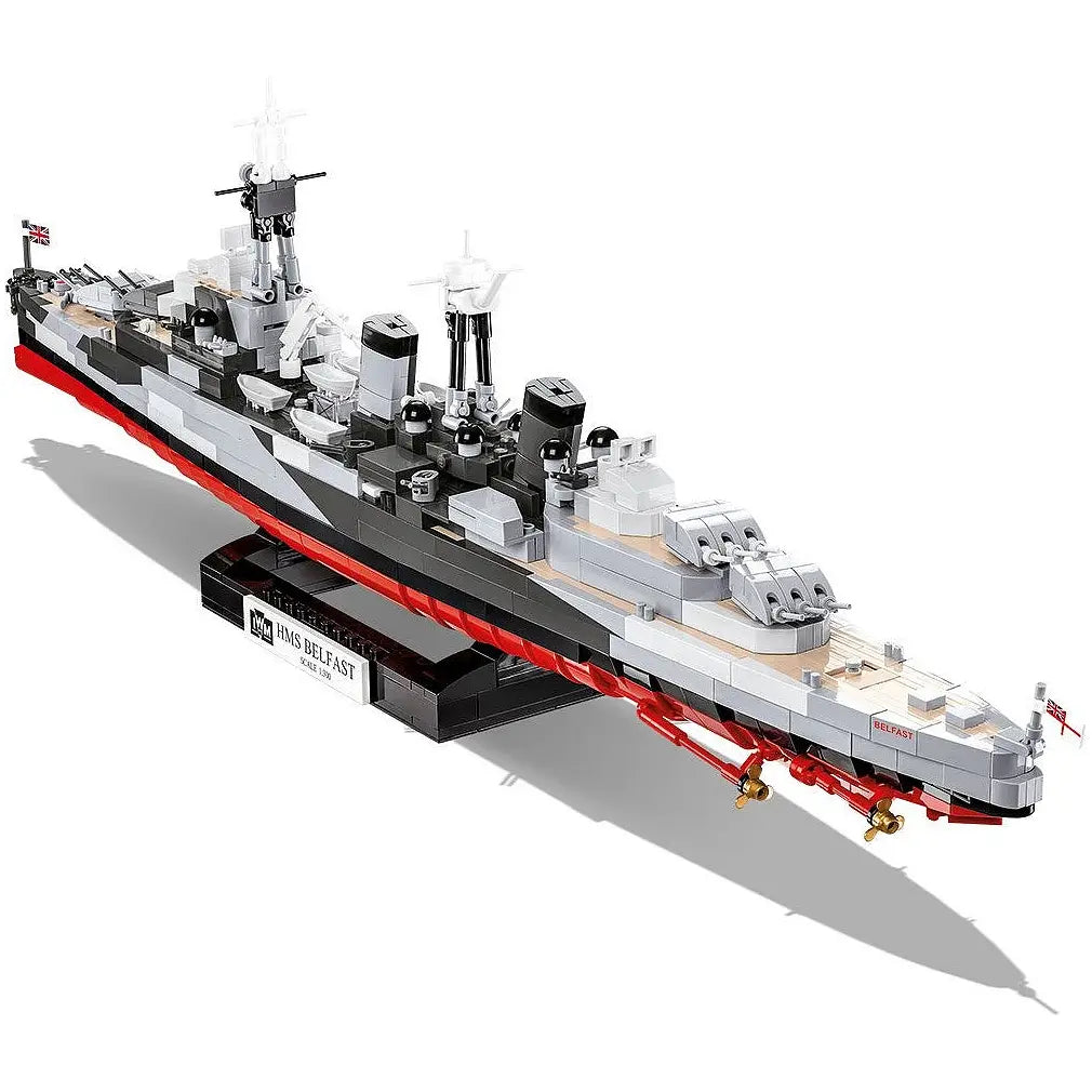 Modellbausatz des Kriegsschiffs HMS Belfast auf einem Ständer