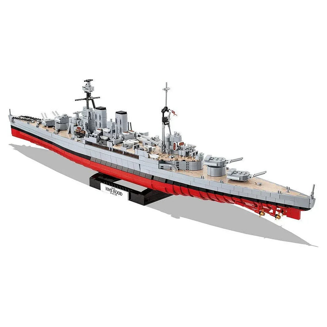 Modell des Schlachtschiffs HMS Hood auf einem schwarzen Ständer
