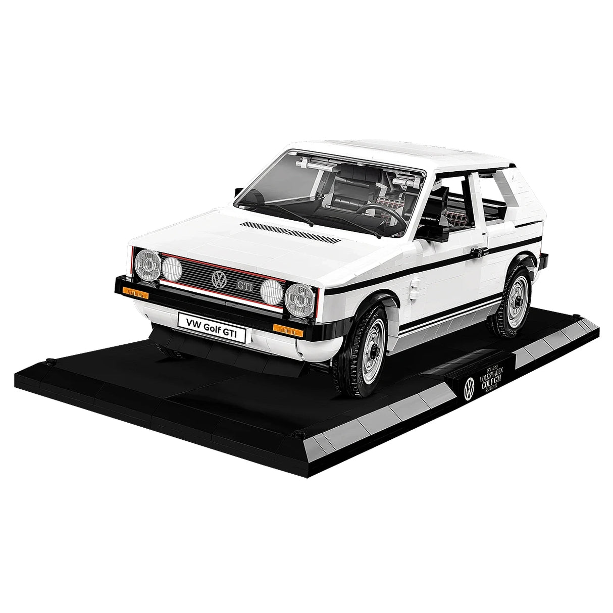 Weißes VW Golf GTI Modellauto auf schwarzem Sockel