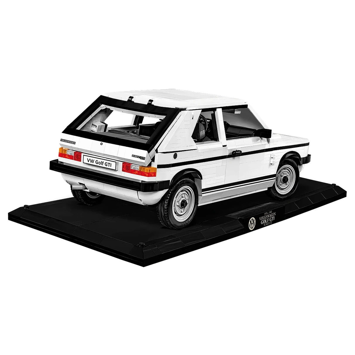 Weißes VW Golf GTI Modellauto auf schwarzem Sockel