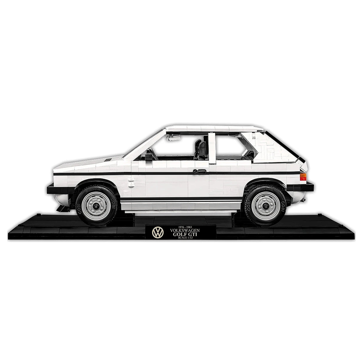 Weißes Volkswagen Golf GTI Modellauto auf schwarzem Sockel