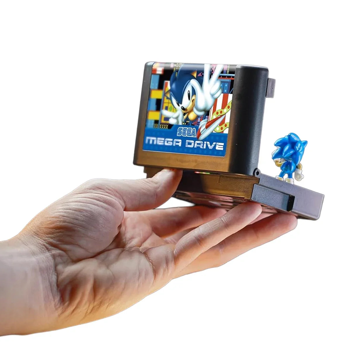 Hand haelt ein aufklappbares Sega Mega Drive Modul mit einer kleinen Sonic Figur