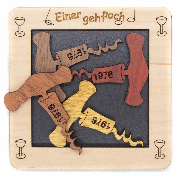 Holzpuzzle mit vier Korkenziehern und der Aufschrift Einer geht noch