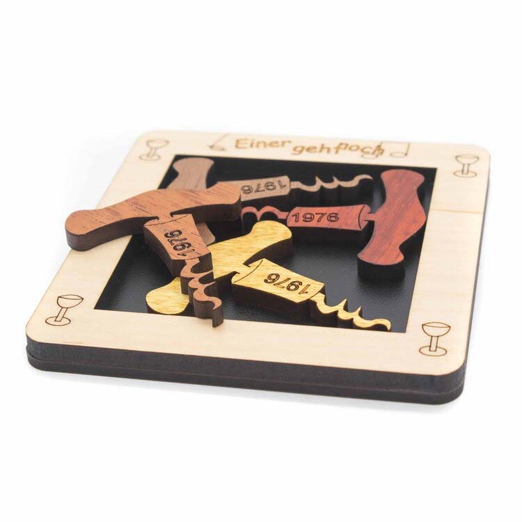Holzpuzzle mit Korkenzieherformen und der Jahreszahl 1976