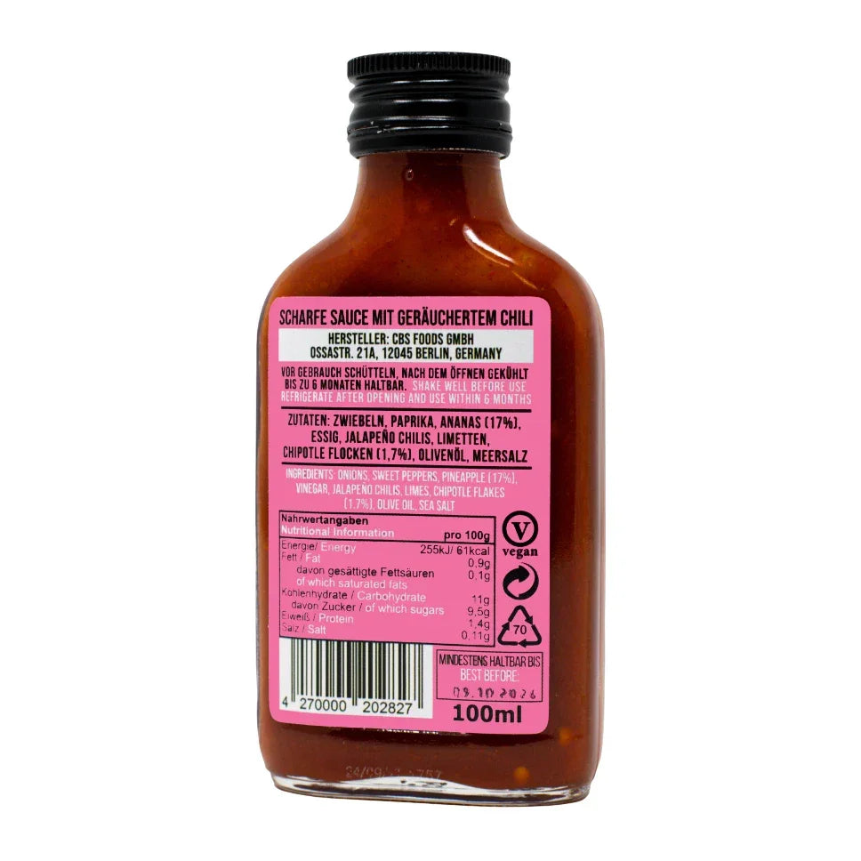 Rückseite einer Flasche scharfer Sauce mit geräuchertem Chili, rosa Etikett mit Nährwertangaben