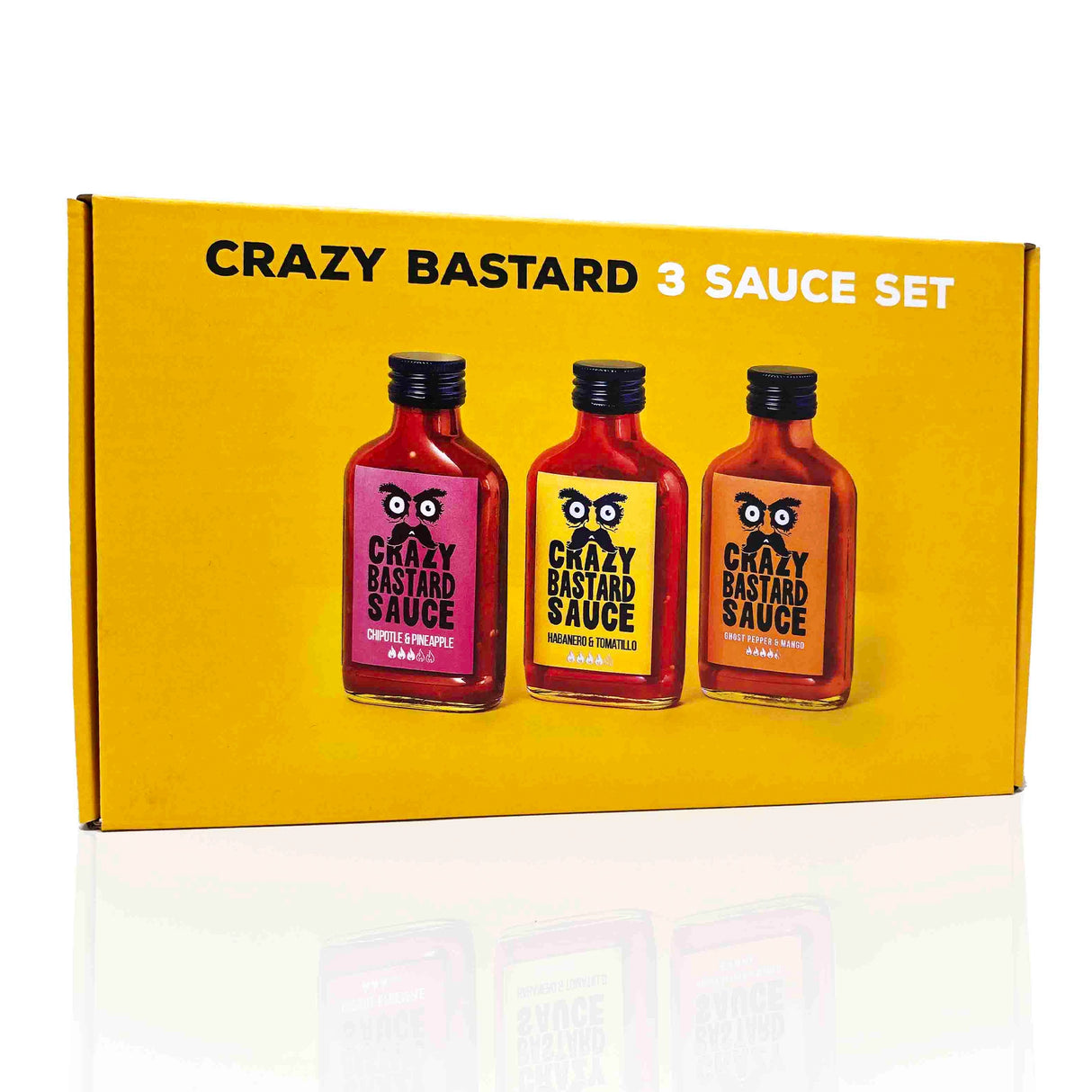 Gelbe Geschenkbox mit drei kleinen Flaschen Crazy Bastard Sauce in verschiedenen Sorten