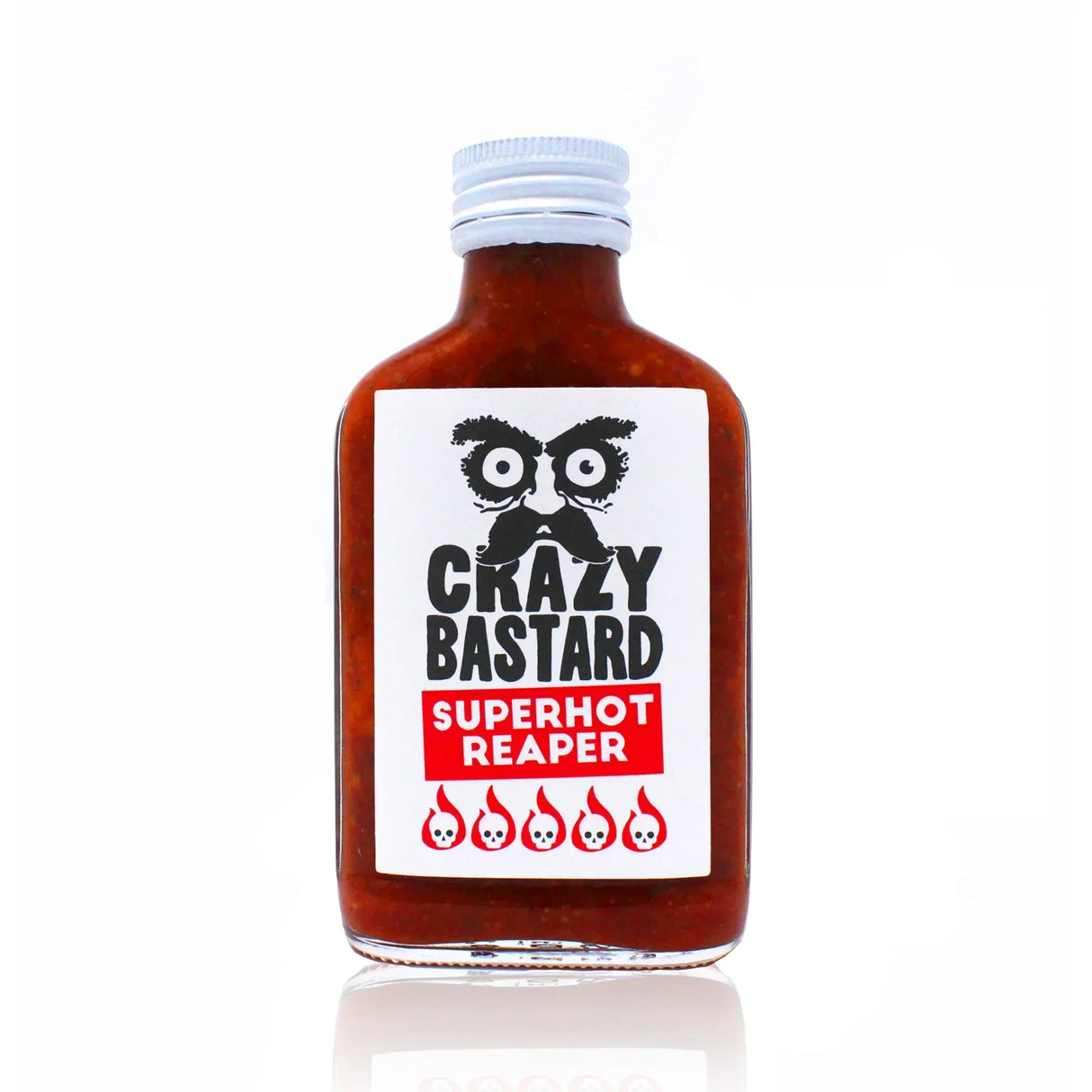 Kleine Glasflasche mit roter scharfer Soße und weißem Etikett mit Crazy Bastard Logo