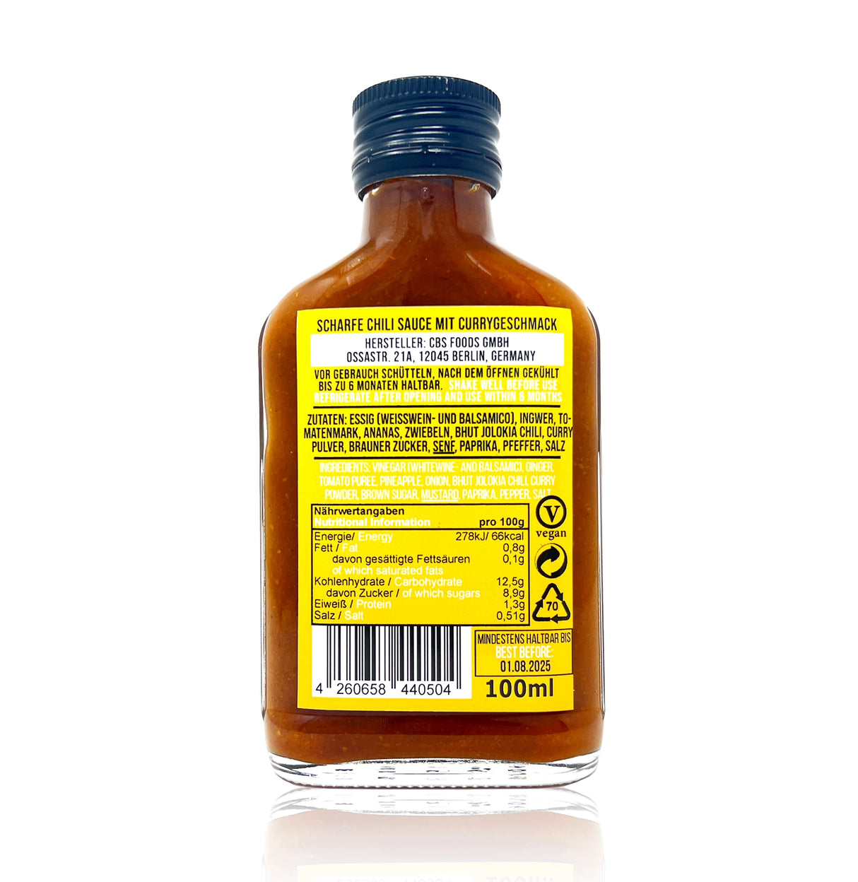 Rueckseite einer Glasflasche mit Etikett fuer scharfe Chilisauce inklusive Zutatenliste und Naehrwerttabelle