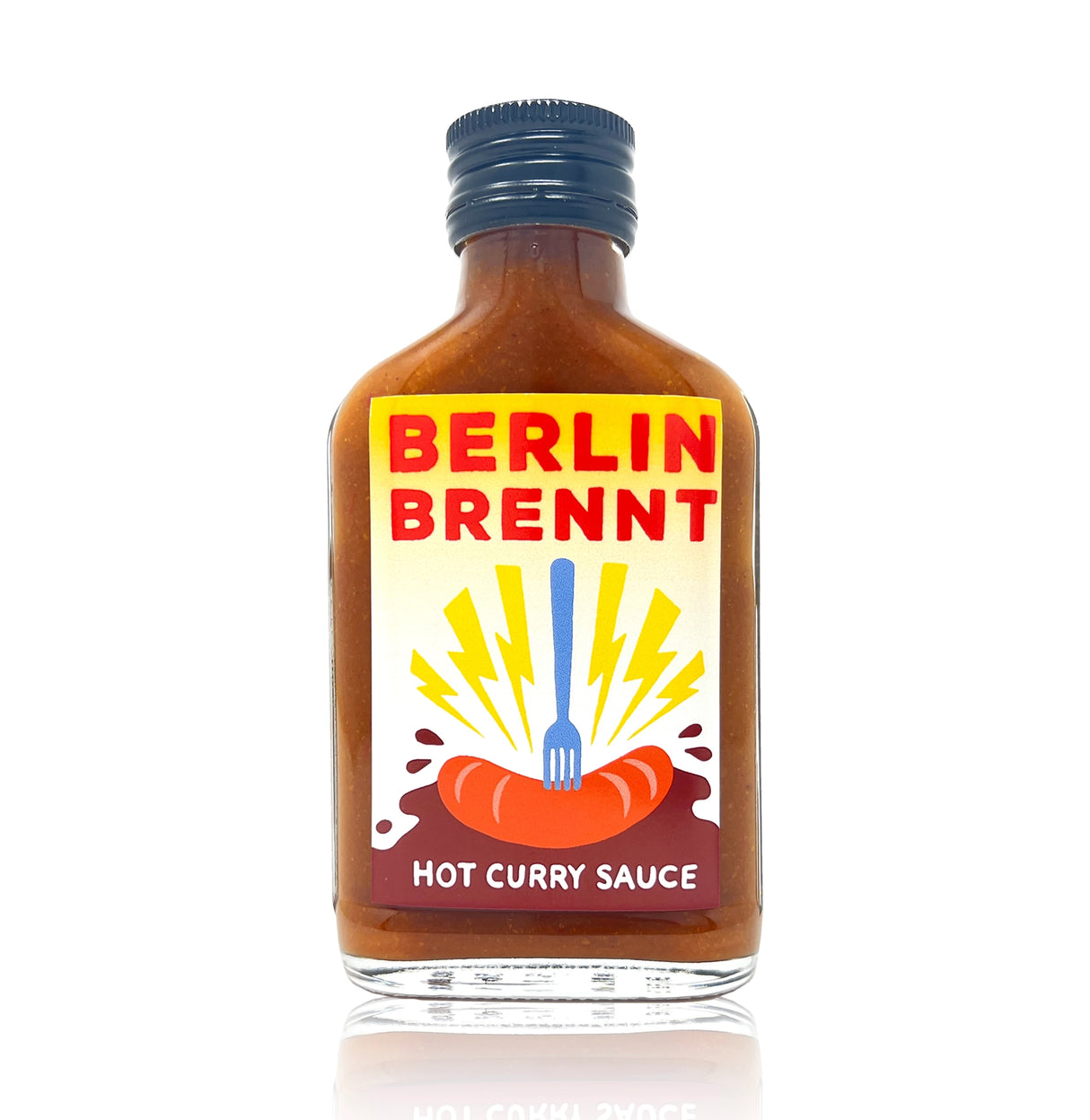 Kleine Glasflasche mit brauner Currysauce und Etikett Berlin Brennt