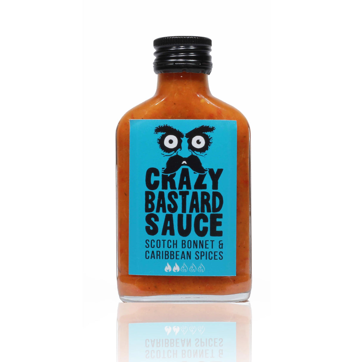 Kleine Glasflasche mit oranger Hot Sauce und blauem Etikett mit Logo und Text
