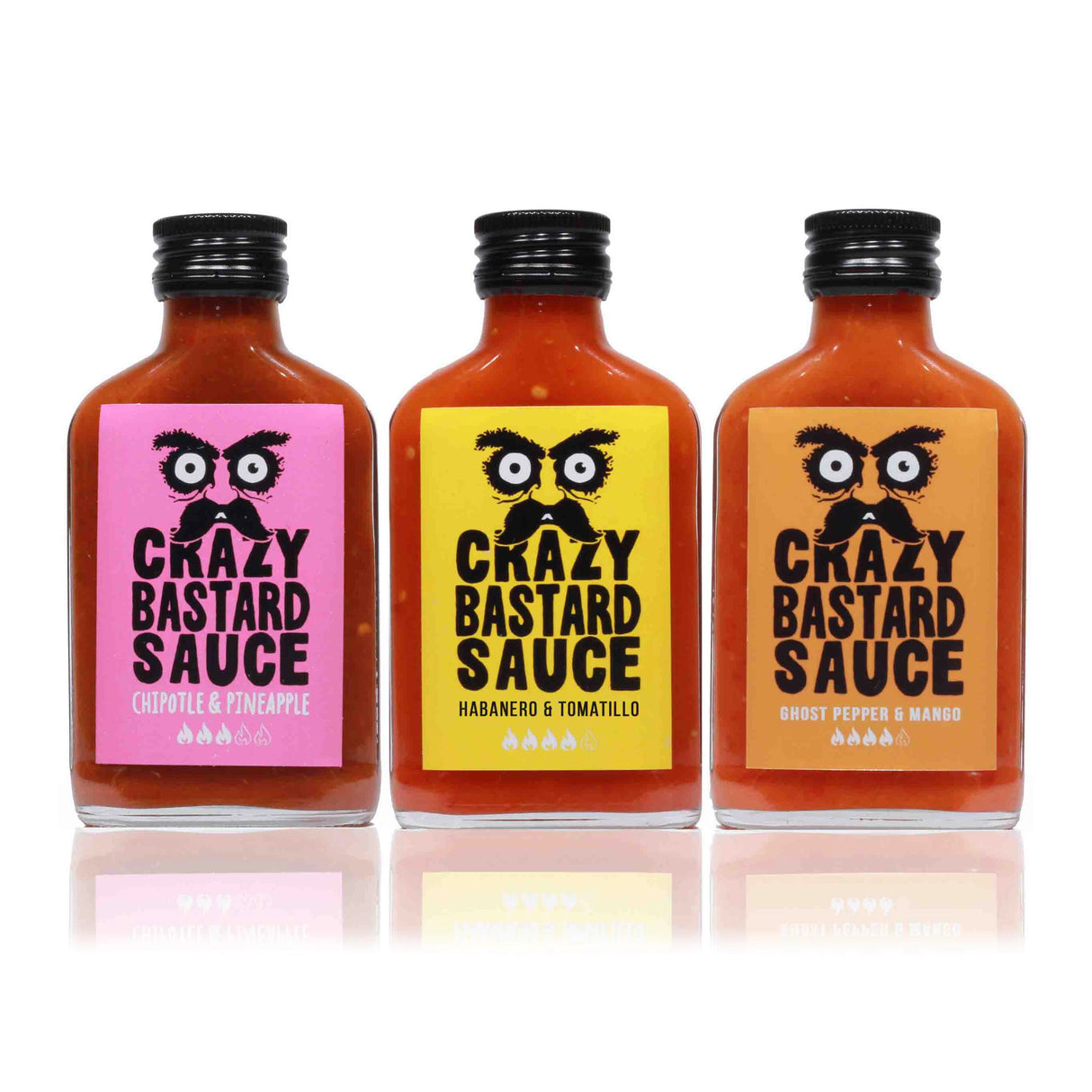Drei Flaschen Crazy Bastard Sauce mit verschiedenen Etikettenfarben auf weißem Hintergrund