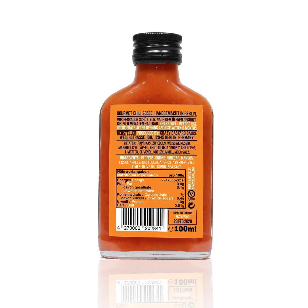 Rueckseite einer Chili Sosse Flasche mit Zutatenliste und Naehrwerttabelle auf orangefarbenem Etikett