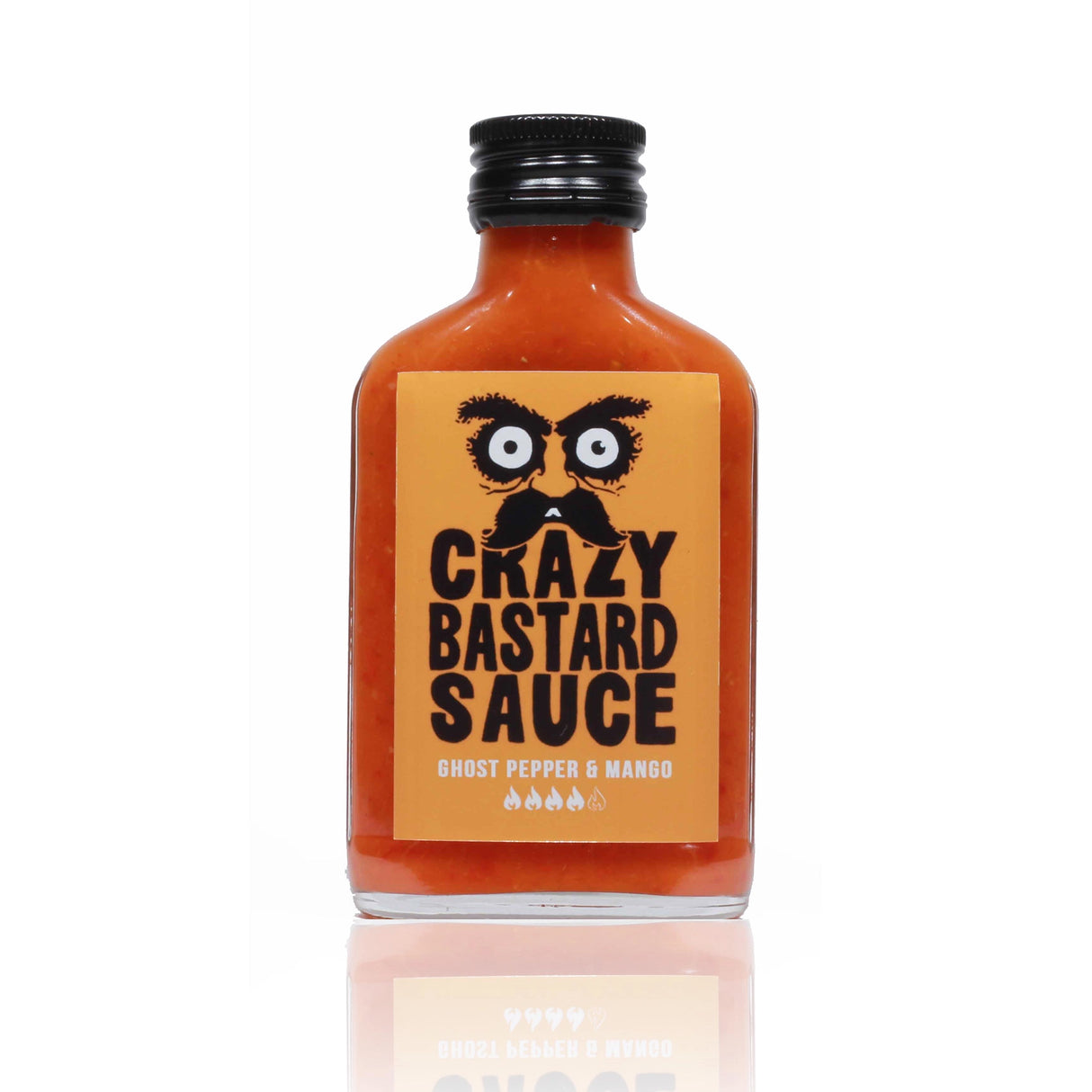 Kleine Glasflasche mit oranger Soße und Etikett mit Gesichtsgrafik und Aufschrift Ghost Pepper und Mango