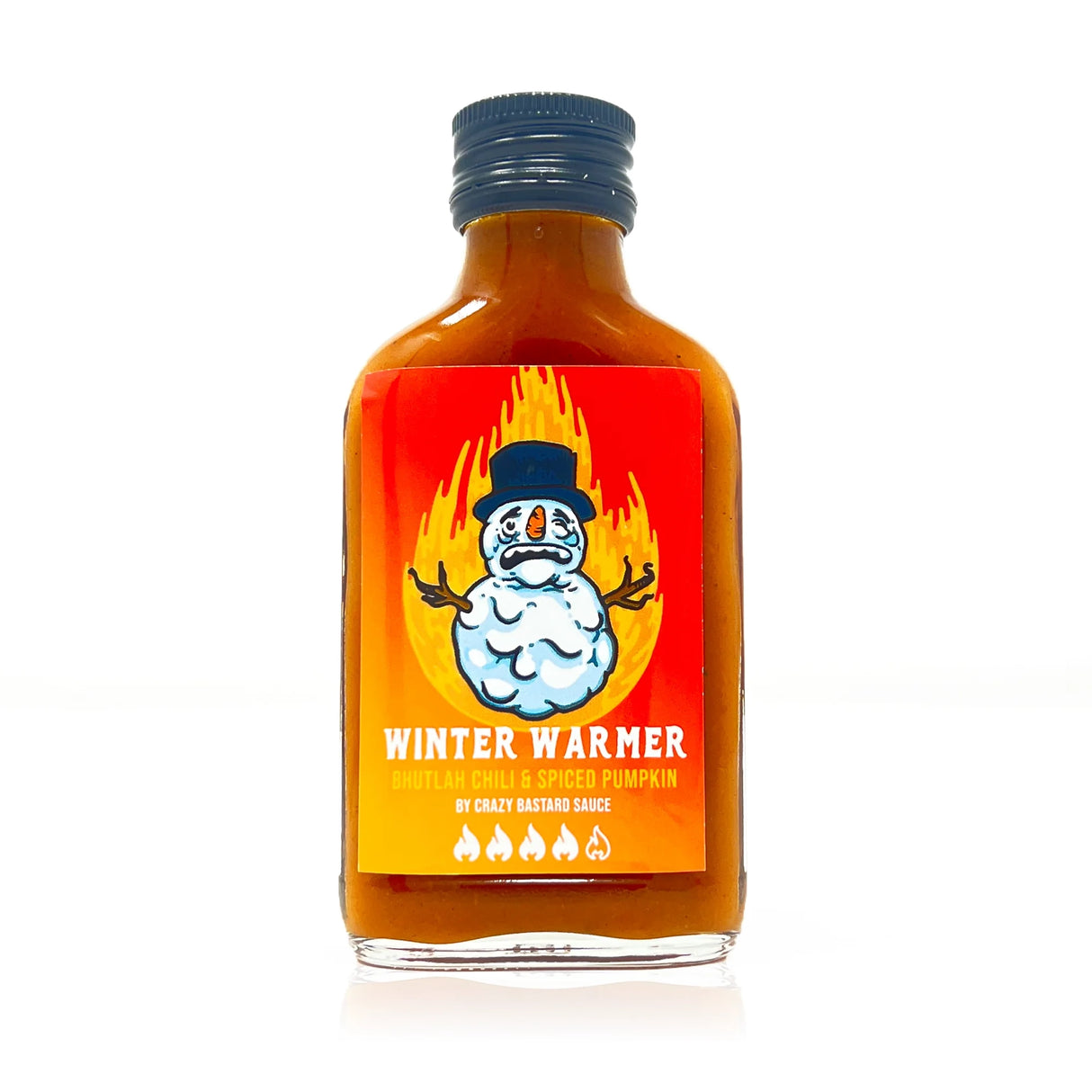Kleine Glasflasche mit scharfer Soße und Etikett mit Schneemann vor Flammenmotiv