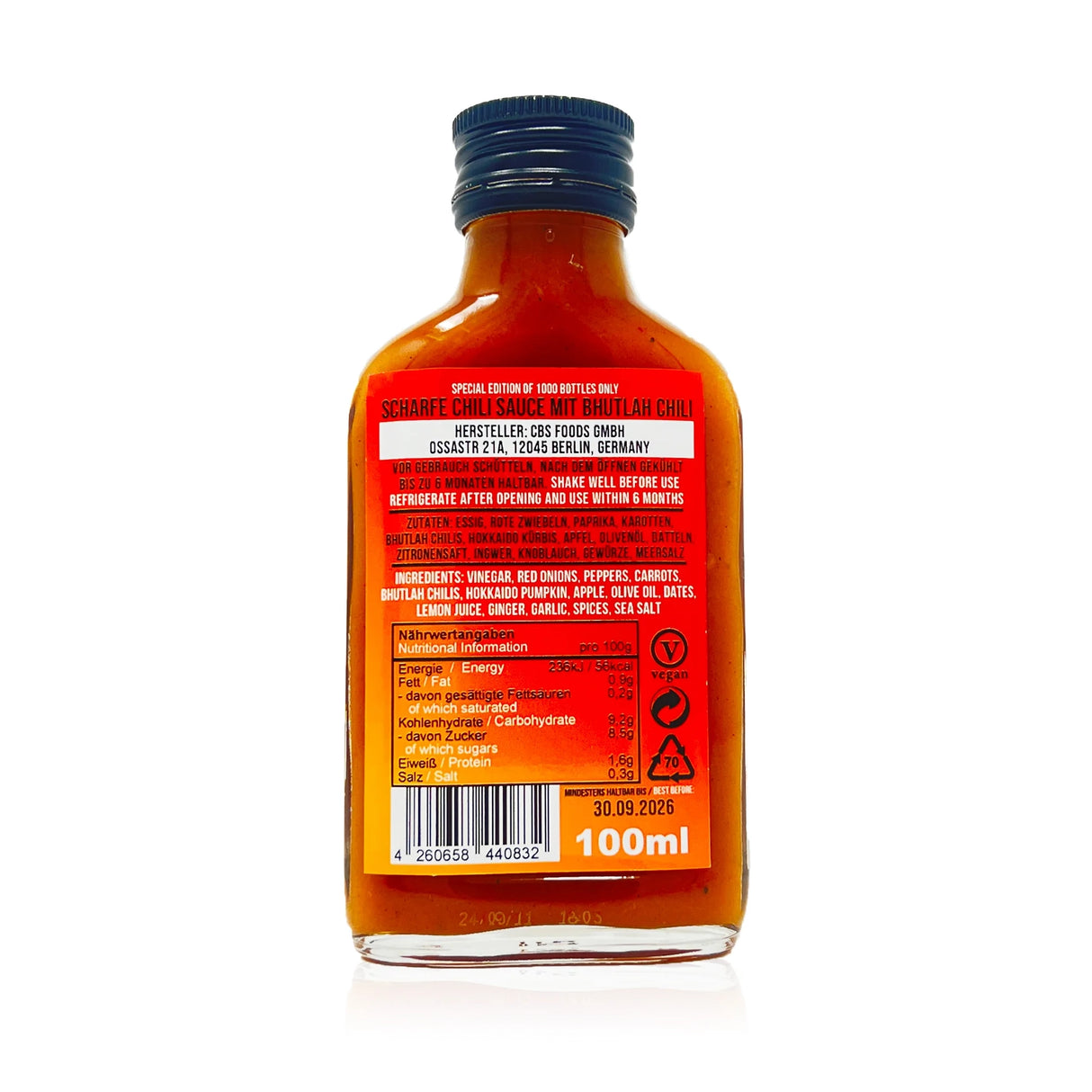 Ruecketikett einer Flasche scharfer Chilisauce mit Zutatenliste und Naehrwerttabelle
