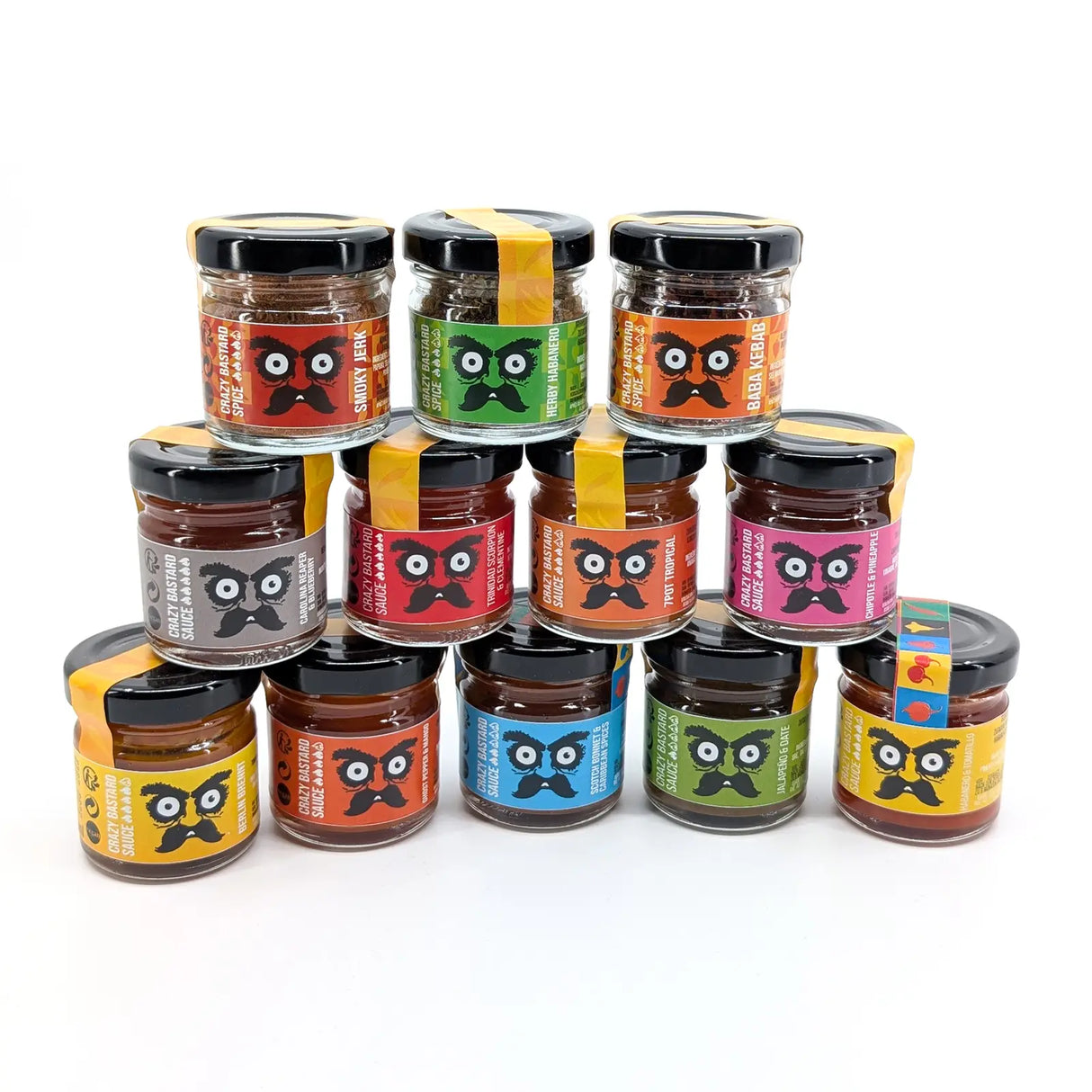 12 Mini-Gläser Crazy Bastard Sauce als Pyramide gestapelt, Chili-Saucen und Gewürze von Smoky Jerk bis Habanero & Tomatillo