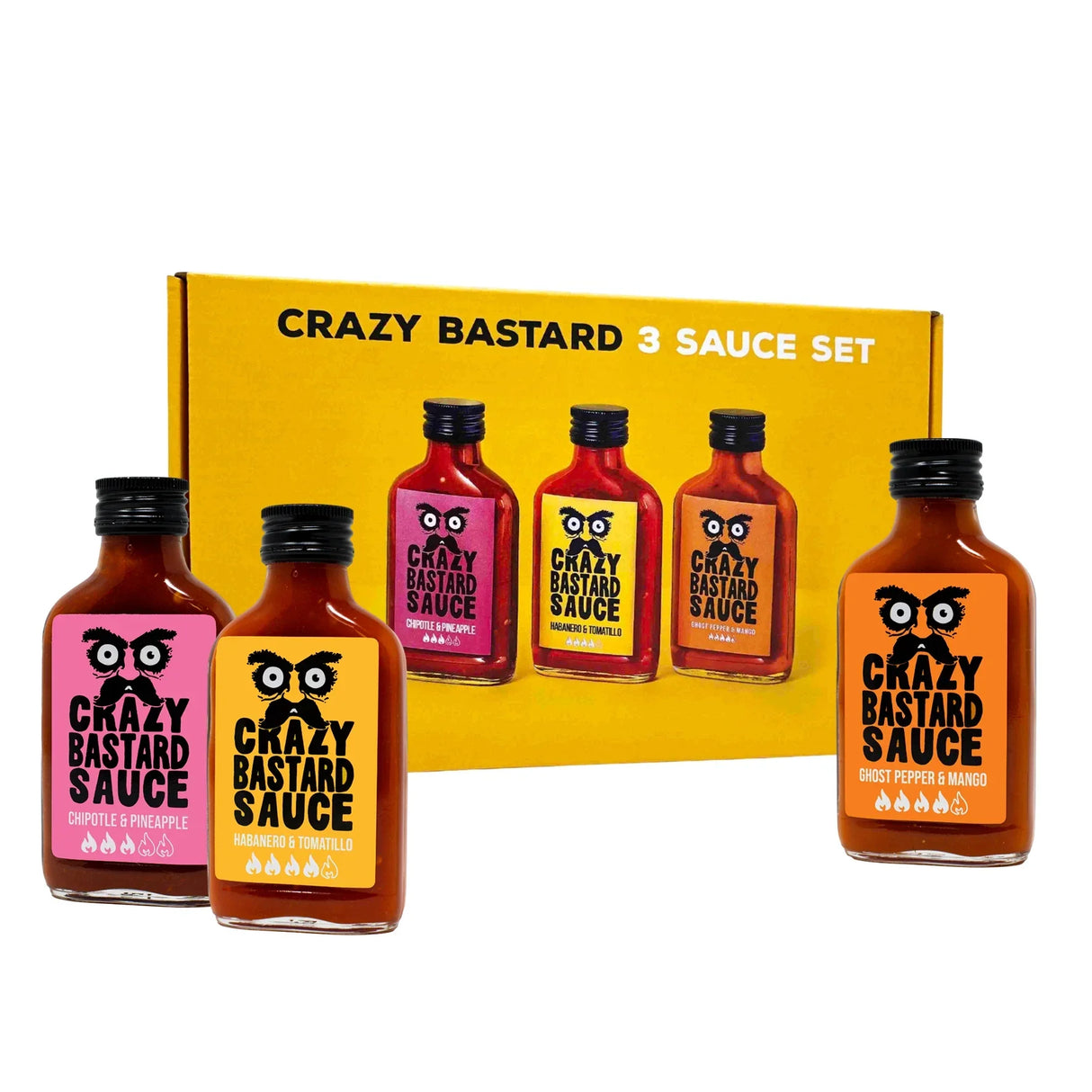 Fünf Flaschen Crazy Bastard Sauce in verschiedenen Geschmacksrichtungen vor einer gelben Geschenkbox