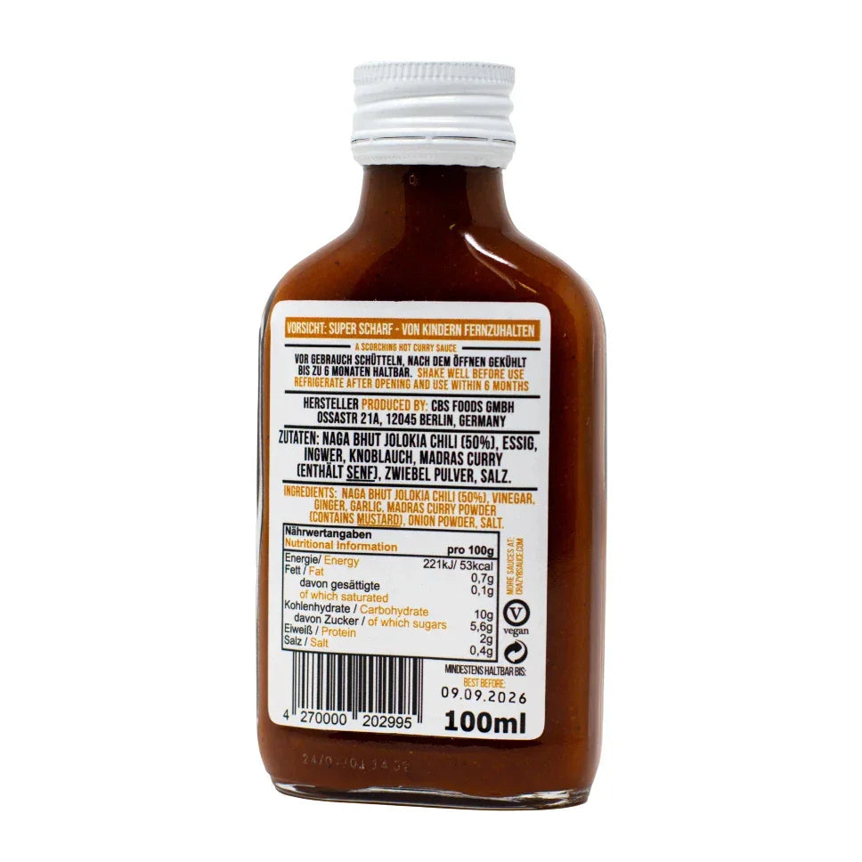 Rückseite einer Flasche scharfer Curry-Sauce mit Etikett, das Zutaten und Nährwertangaben zeigt