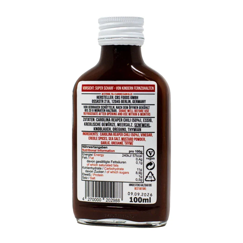 Rückseite einer kleinen Flasche scharfer Sauce mit Etikett, das Zutaten und Nährwertangaben zeigt