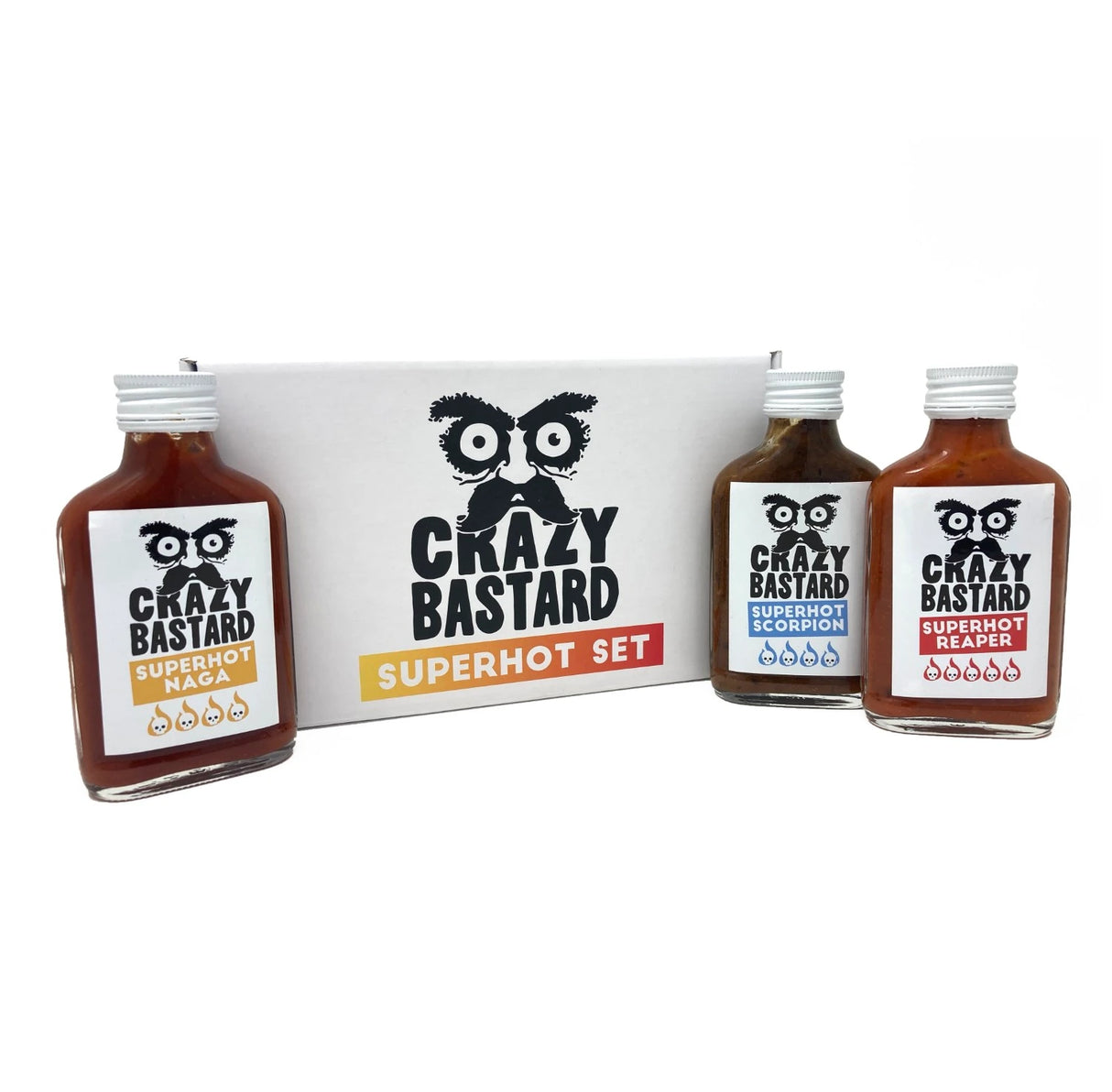 Drei Flaschen Crazy Bastard Scharfsauce in einer Geschenkbox