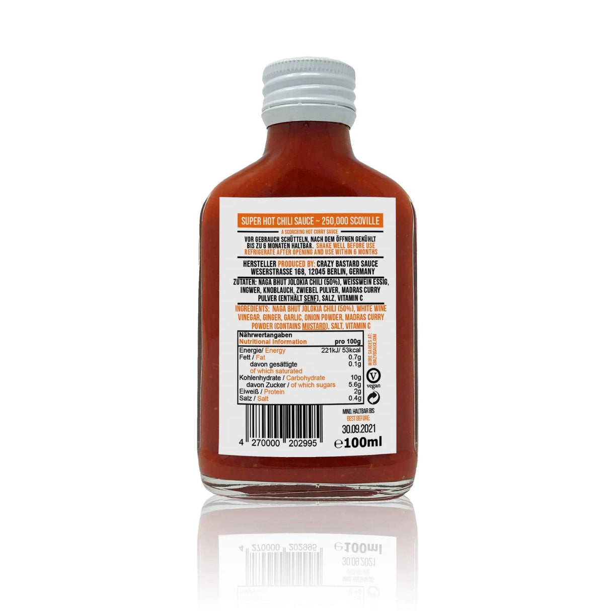 Rueckseite einer Glasflasche mit scharfer Chilisauce und aufgedruckten Naehrwertangaben sowie Zutatenliste