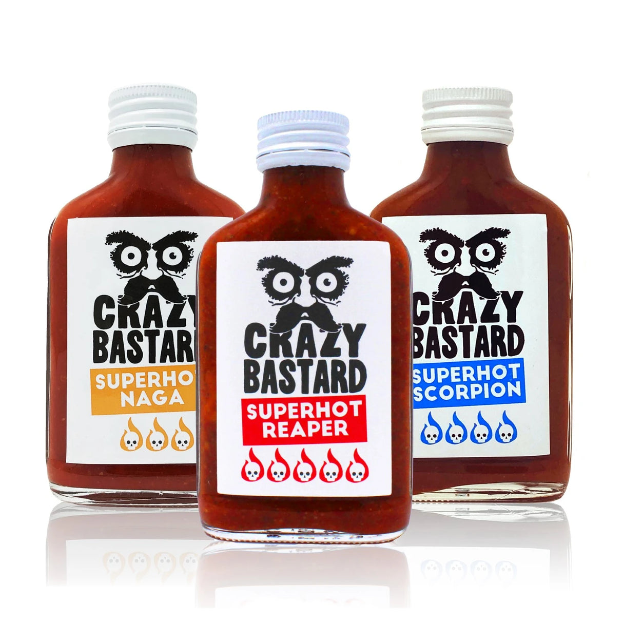 Drei Flaschen Crazy Bastard Scharfsauce mit Etiketten in Gelb Rot und Blau