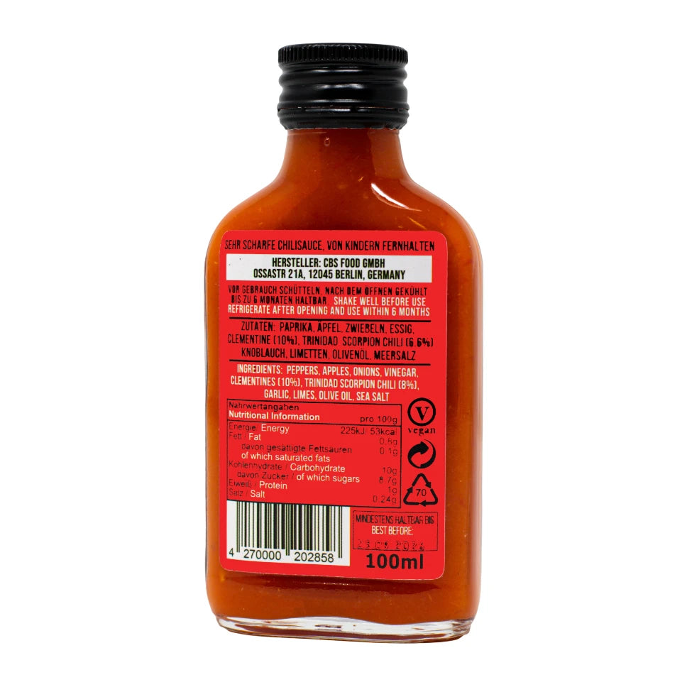 Rückseite einer Flasche scharfer Chilisauce mit rotem Etikett und Nährwertangaben