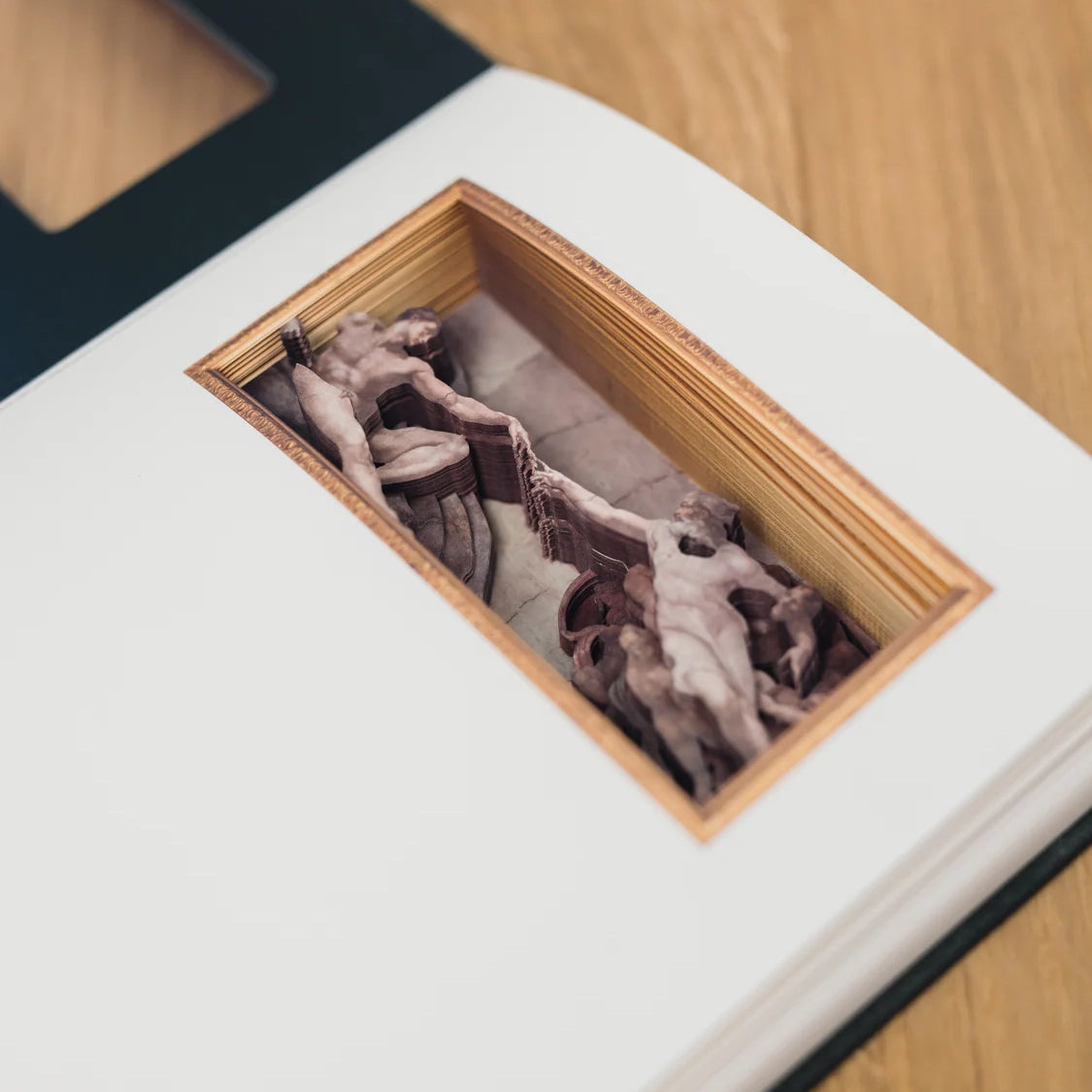 Buch mit 3D-Darstellung der Erschaffung Adams