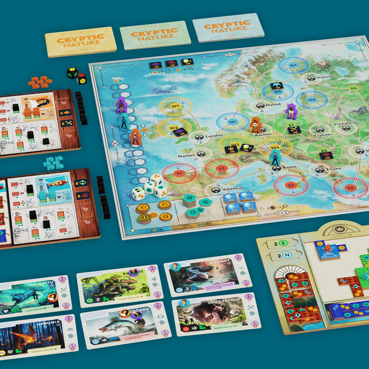 Brettspiel Cryptic Nature mit Spielplan Karten Spielfiguren und Markern auf blauem Untergrund
