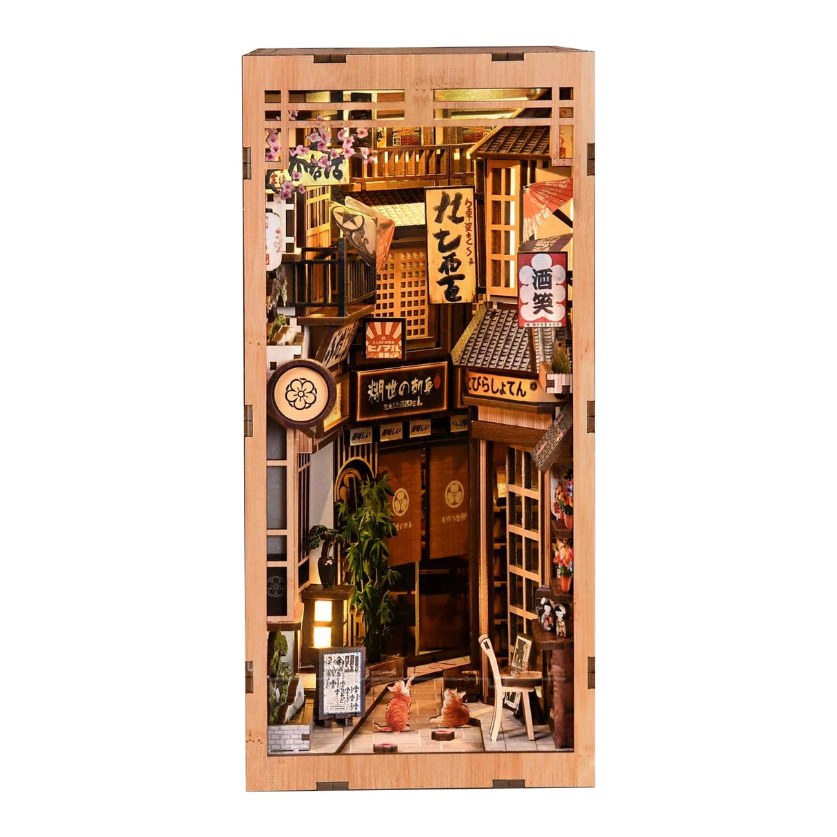 Miniatur-Bücherregal-Einsatz mit japanischer Gasse, beleuchteten Gebäuden, Laternen und zwei Katzen