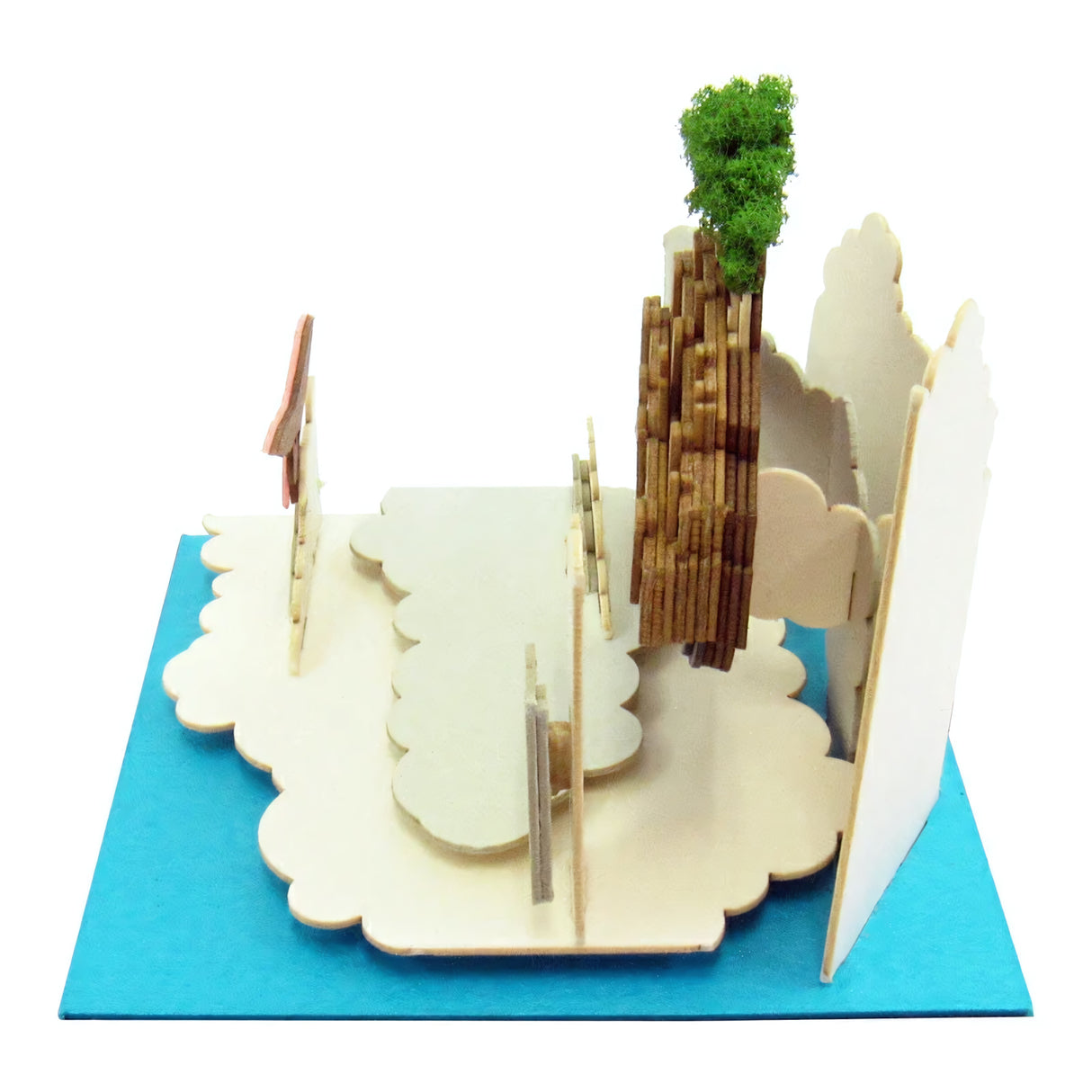Pop-up-Karte mit einem Baum, der auf einem Berg steht, umgeben von Wolken, auf blauem Grund