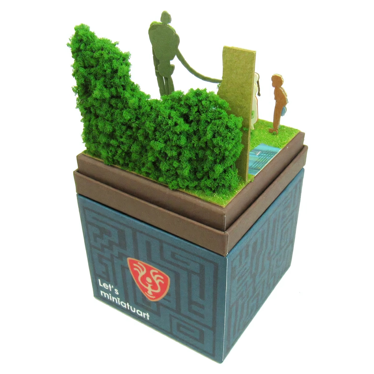 Miniatur-Diorama auf einer blauen Box mit Labyrinthmuster und rotem Logo