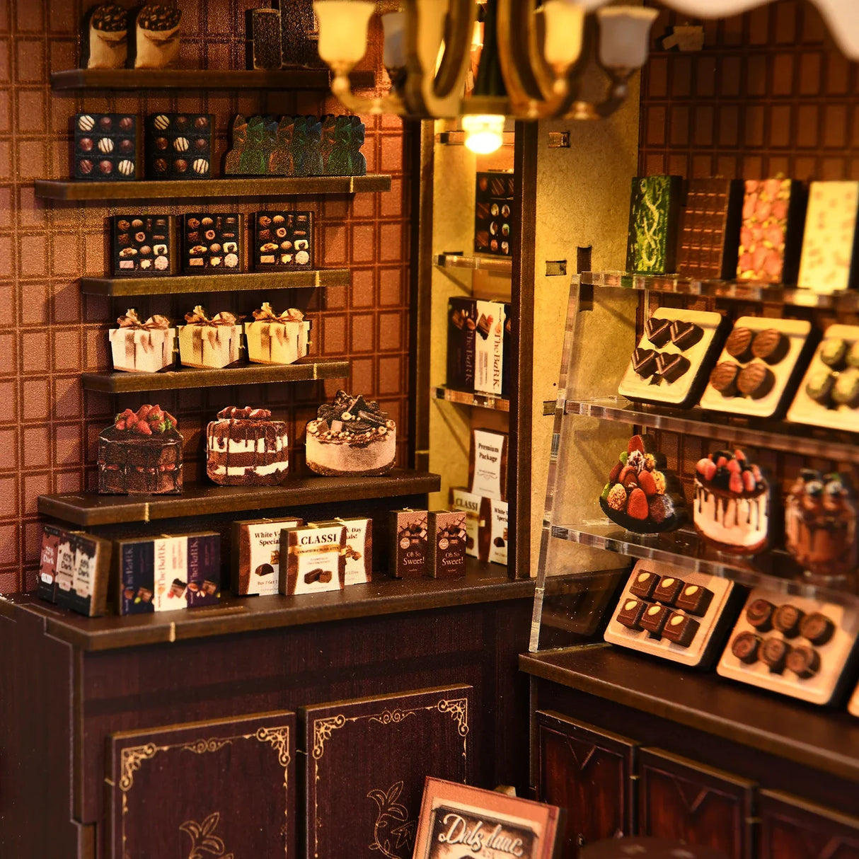 Miniatur-Schokoladenladen mit Regalen voller Pralinen, Kuchen und Geschenkboxen