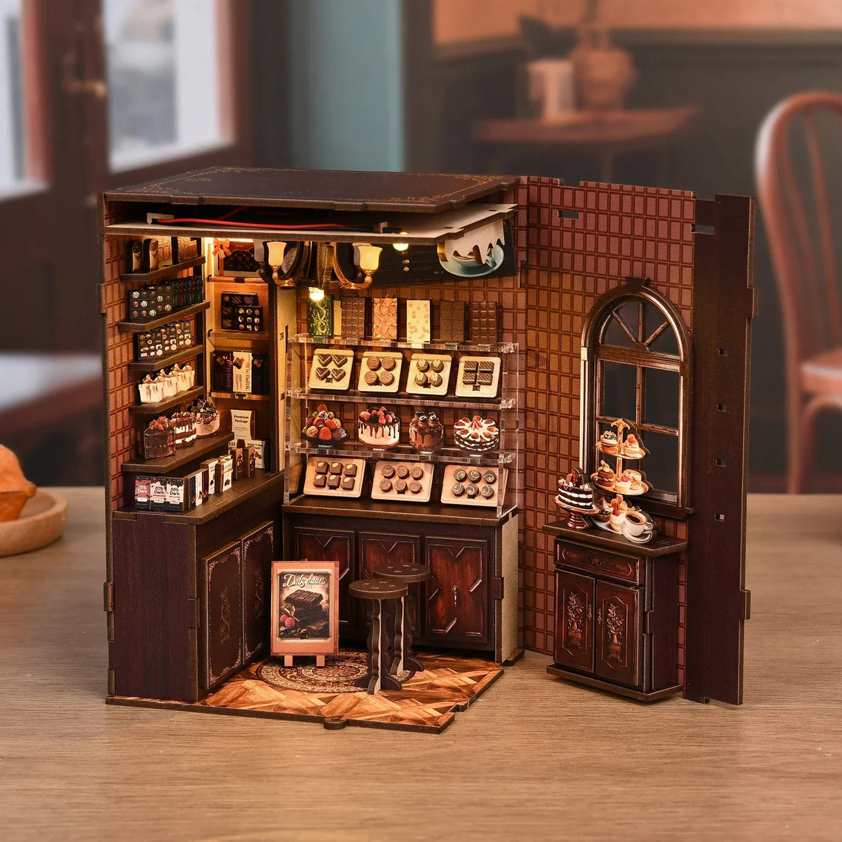 Miniatur-Schokoladenladen mit Regalen voller Pralinen, Kuchen und Desserts
