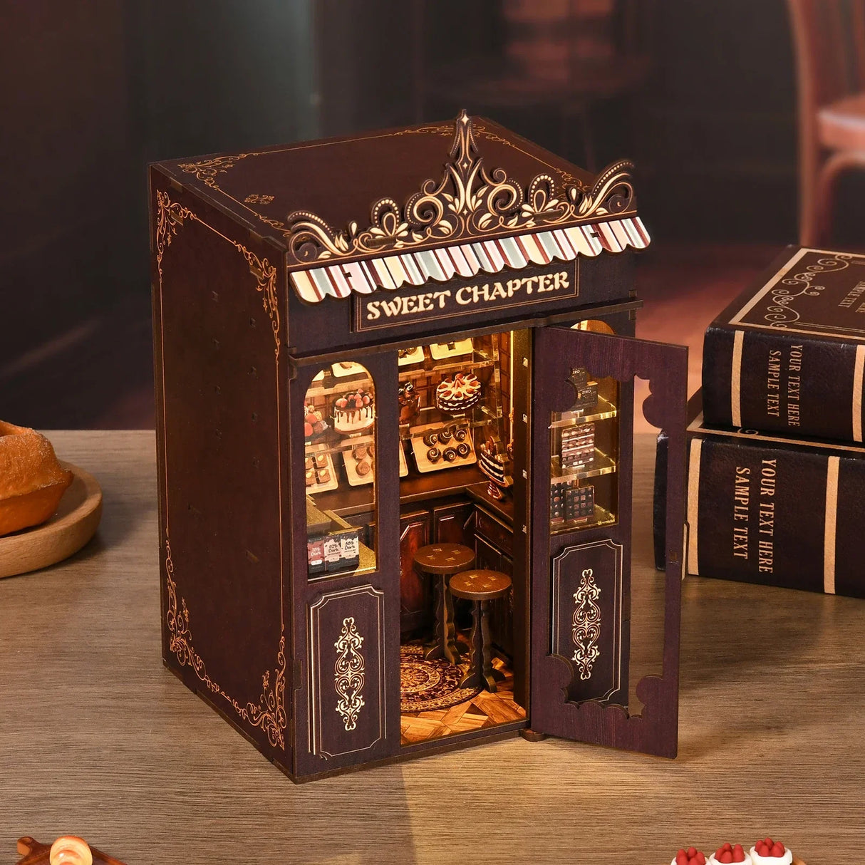 Miniatur-Konditorei mit offenem Eingang, gefüllt mit kleinen Kuchen und Gebäck
