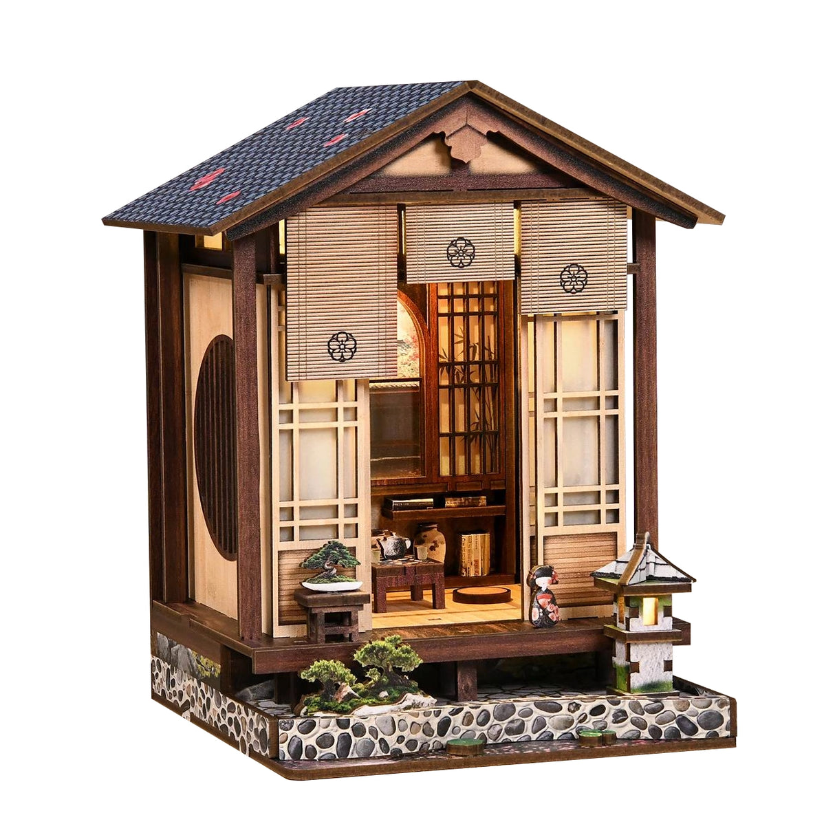 Miniatur-Puppenhaus im japanischen Stil mit Schiebetüren, Bonsai-Bäumen und Steinlaterne
