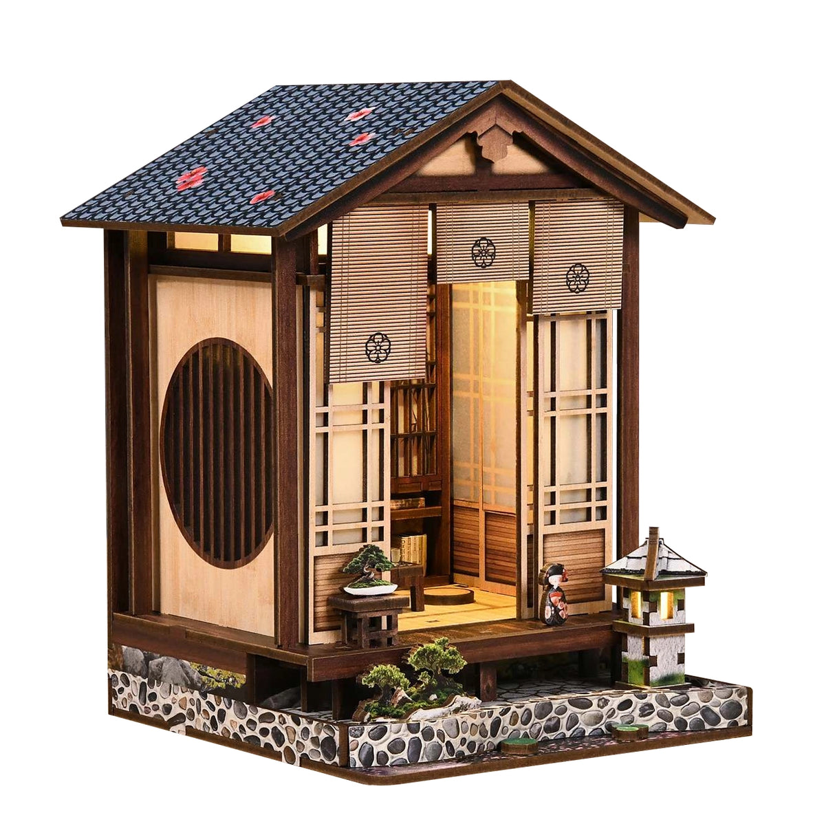 Miniatur-Puppenhaus im japanischen Stil mit Schiebetüren, Bonsai-Bäumen und Steinlaterne
