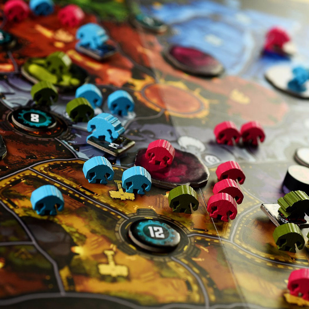 Bunte Spielfiguren in Totenkopfform auf einem Brettspielplan